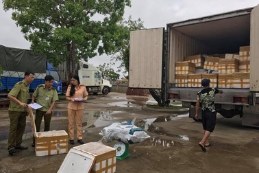 Bắt xe vi phạm phát hiện hơn 4 tấn nội tạng bẩn