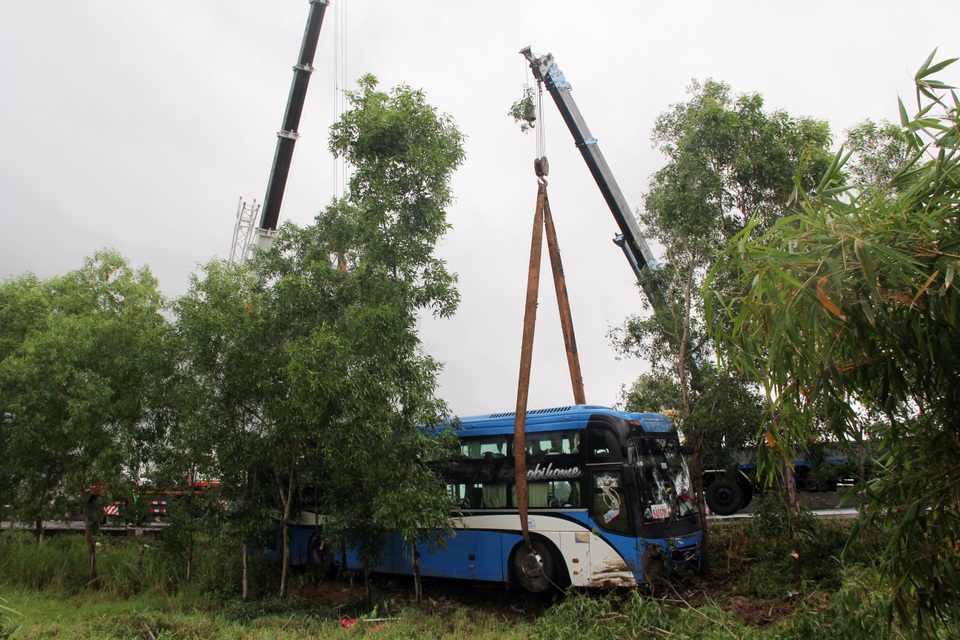 Xe chở 40 hành khách lao xuống ruộng - 2 Xe chở 40 hành khách lao xuống ruộng - 2