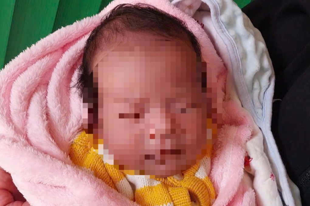 Bé trai 20 ngày tuổi nằm trong giỏ nhựa, bị bỏ rơi trước nhà dân - 1 Bé trai 20 ngày tuổi nằm trong giỏ nhựa, bị bỏ rơi trước nhà dân - 1