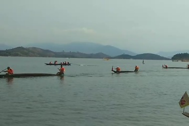 Độc đáo lễ hội đua thuyền độc mộc trên vùng biên giới