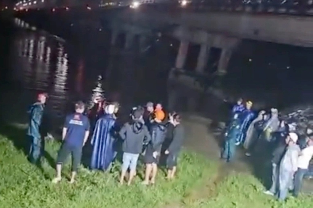 Bé gái 4 tuổi đứng một mình trên cầu tiết lộ câu chuyện bàng hoàng - 1 Bé gái 4 tuổi đứng một mình trên cầu tiết lộ câu chuyện bàng hoàng - 1
