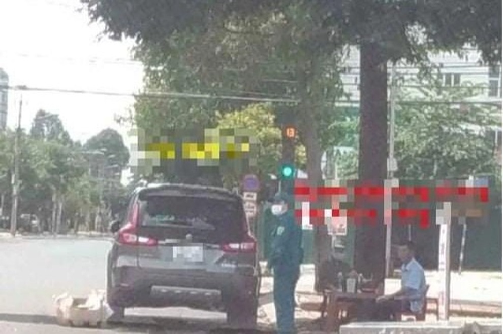 Cán bộ phường trực chốt không đeo khẩu trang bị phạt 3 triệu đồng - 1 Cán bộ phường trực chốt không đeo khẩu trang bị phạt 3 triệu đồng - 1