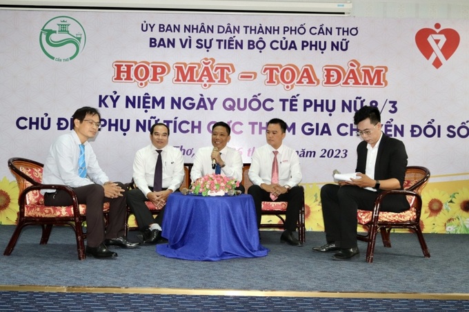 Ông Nguyễn Thực Hiện - PCT UBND TP.Cần Thơ chia sẻ tại Họp mặt - Tọa đàm nhân Ngày Quốc tế Phụ nữ 8/3.