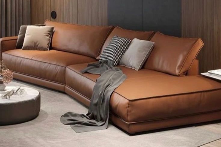 Sofa giả da dễ vệ sinh, lau chùi nhưng dễ bị bóng theo thời gian (Minh họa: Pinterest).