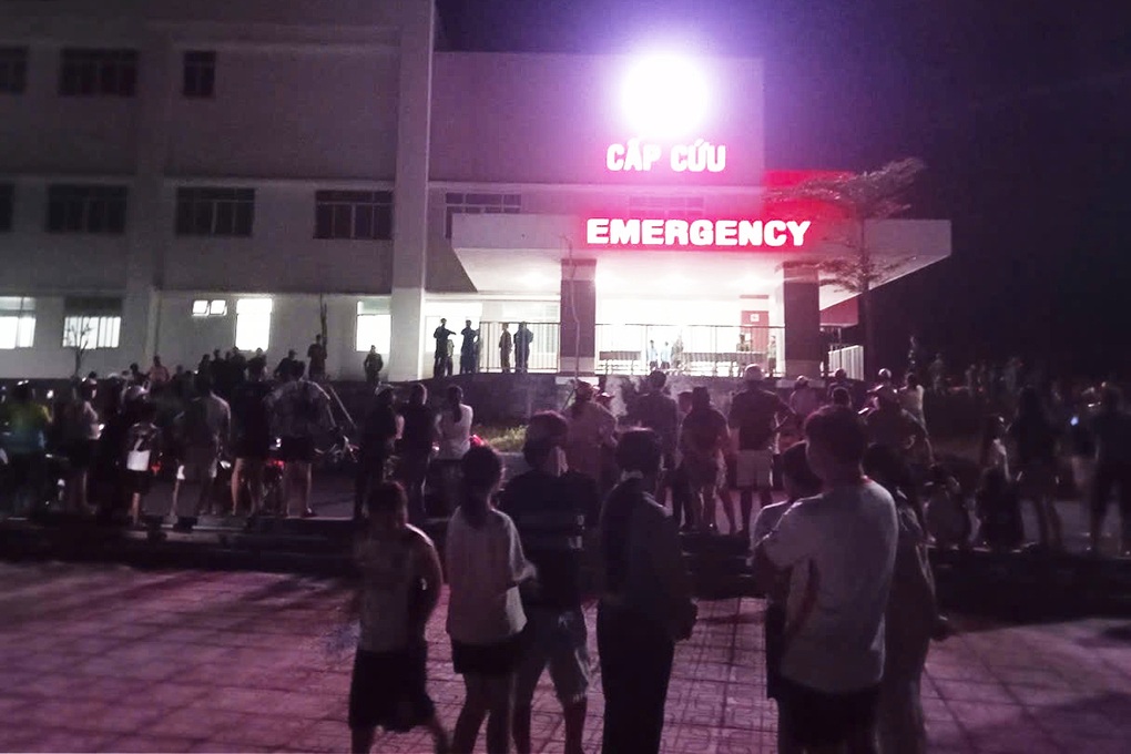 Hàng nghìn người hò reo nơi bến cảng đón 3 cư dân trôi dạt trên biển trở về - 2