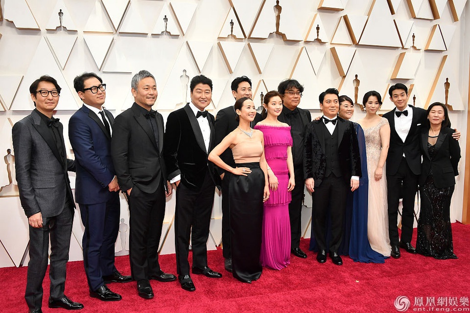 Khoảnh khắc rực rỡ của dàn sao “Ký sinh trùng” trên thảm đỏ Oscar 2020 - 7 Khoảnh khắc rực rỡ của dàn sao “Ký sinh trùng” trên thảm đỏ Oscar 2020 - 7