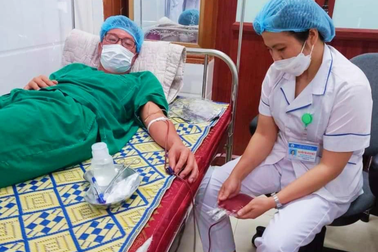 6 nhân viên y tế hiến máu, cứu sản phụ qua cơn nguy kịch