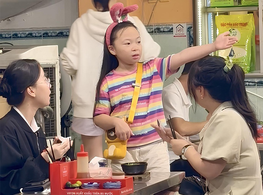 Câu chuyện cảm động đằng sau màn đón con hài hước của ông bố khủng long - 2 Câu chuyện cảm động đằng sau màn đón con hài hước của ông bố khủng long - 2
