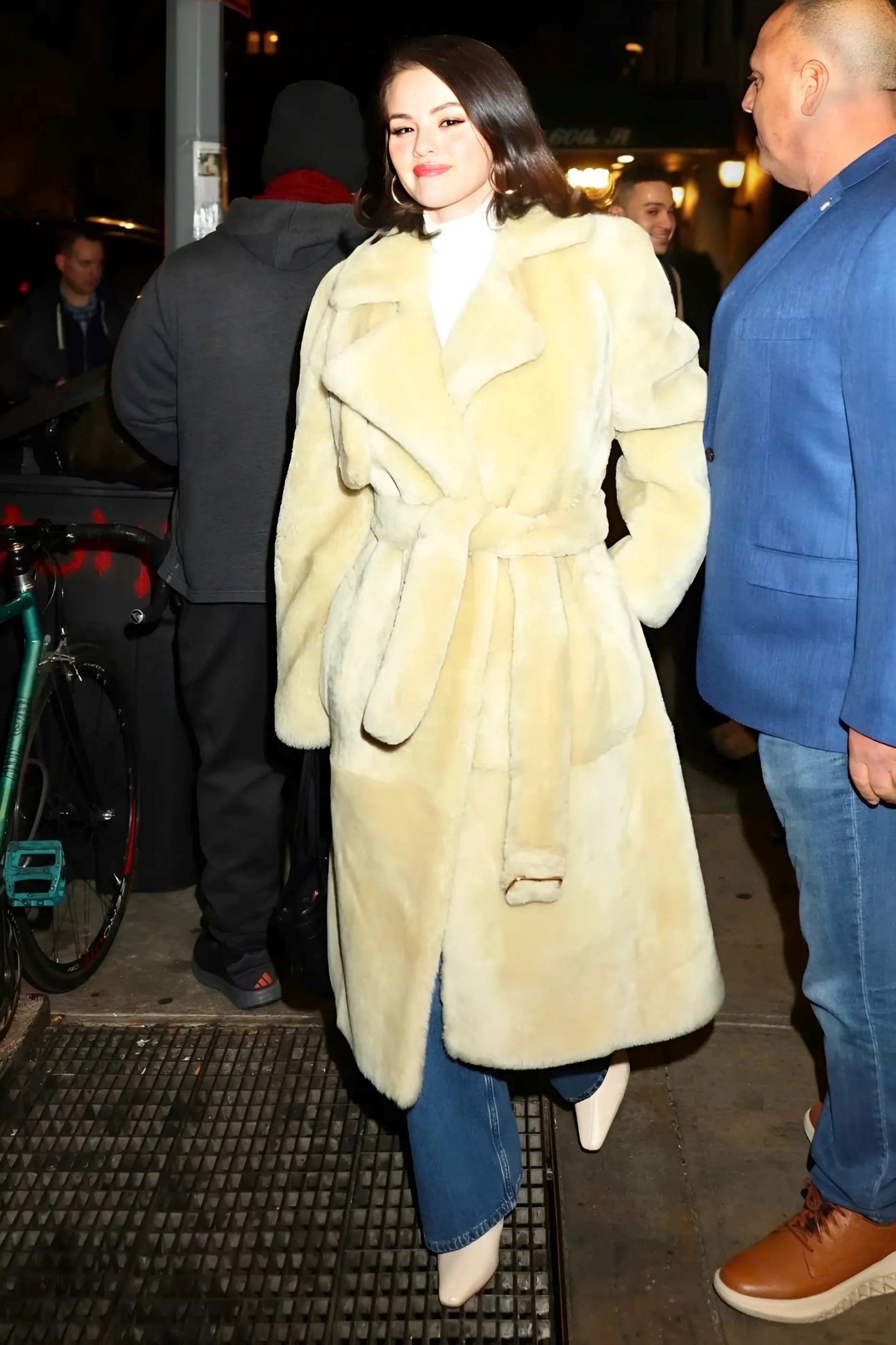 View - Selena Gomez, Rihanna lăng xê mốt mặc áo choàng tắm xuống phố | Báo Dân trí