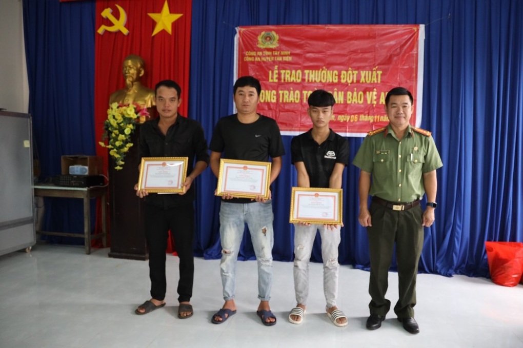 Công an Tây Ninh tặng giấy khen 3 người dân dũng cảm bắt kẻ trộm - 1 Công an Tây Ninh tặng giấy khen 3 người dân dũng cảm bắt kẻ trộm - 1
