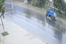 Tránh vụ tai nạn, xe tải đâm vào ô tô bán tải rồi lao vào nhà dân