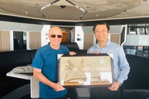 Ông chủ đội bóng Tottenham Hotspur-Joe Lewis đến Cần Thơ du ngoạn chợ nổi