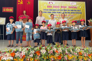 Trao học bổng đến học sinh nghèo vượt khó tại huyện miền núi Quảng Bình