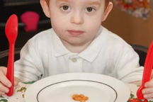 Mắc bệnh lạ, bé trai có thể chết nếu ăn quá 5 hạt đậu mỗi ngày