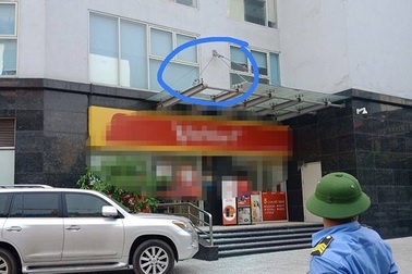 Hà Nội: Bé trai 4 tuổi rơi từ tầng 11 chung cư xuống đất đã tử vong