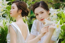 Hoa khôi ĐH Quốc gia Hà Nội khoe lưng trắng ngần giữa vườn loa kèn mùa hạ