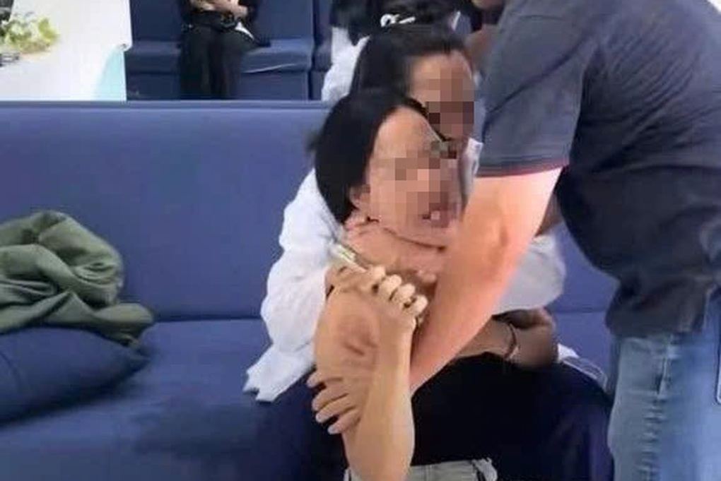 Cô gái bị chủ cơ sở nha khoa Tuyết Chinh ở TPHCM hành hung hiện ra sao? - 1 Cô gái bị chủ cơ sở nha khoa Tuyết Chinh ở TPHCM hành hung hiện ra sao? - 1