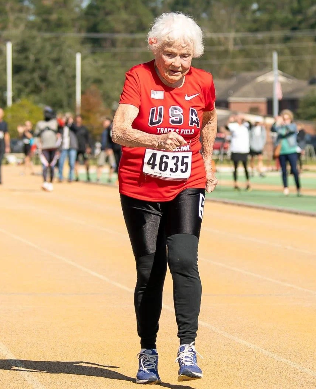 Cụ bà 105 tuổi chạy 100m trong 45 giây, tiết lộ món ăn duy trì sức khỏe - 2 Cụ bà 105 tuổi chạy 100m trong 45 giây, tiết lộ món ăn duy trì sức khỏe - 2