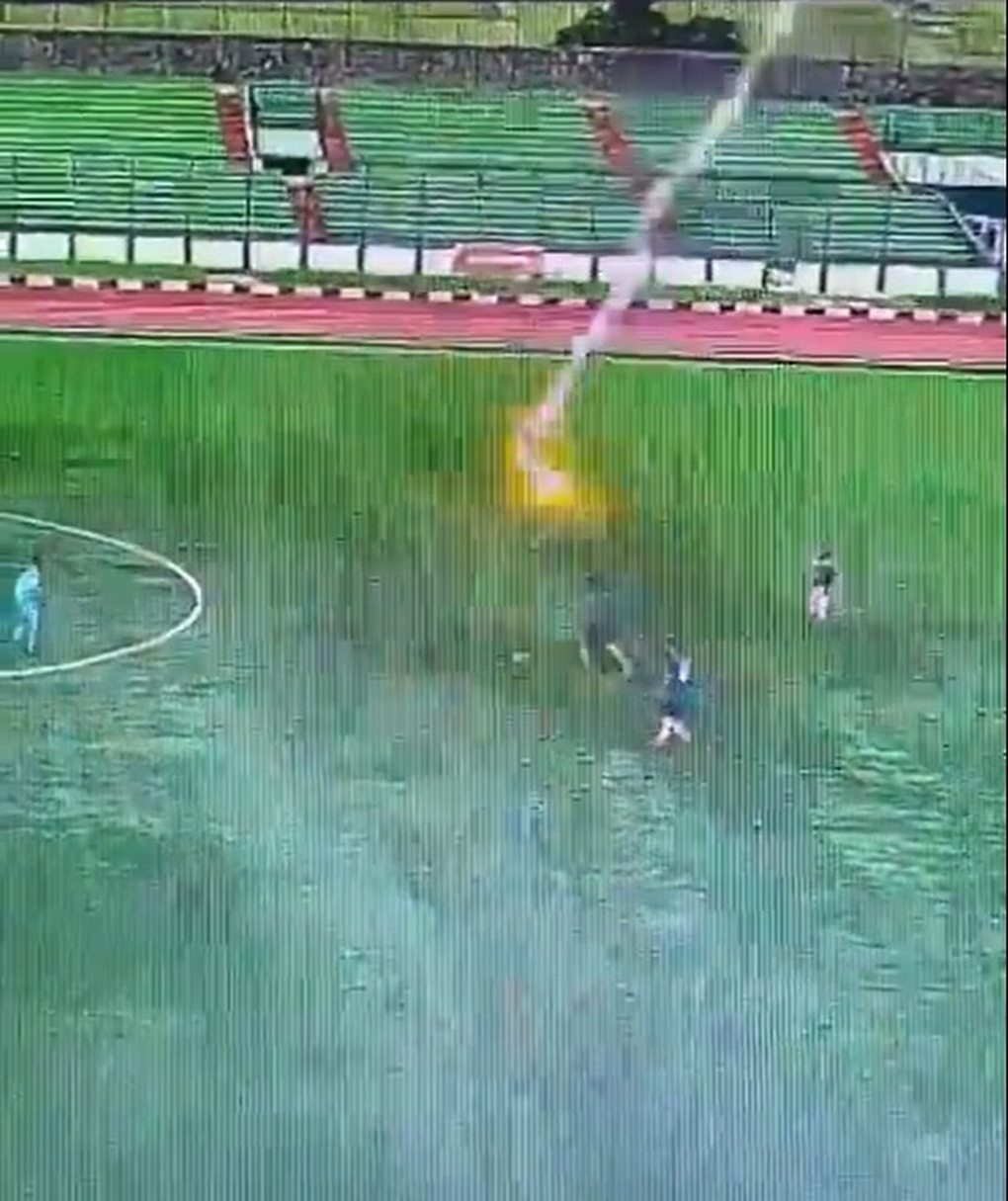 Cầu thủ ở Indonesia bất ngờ bị sét đánh tử vong khi đang thi đấu - 1