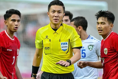 CĐV Indonesia nổi giận "tấn công" trọng tài, gặp sự cố hài hước