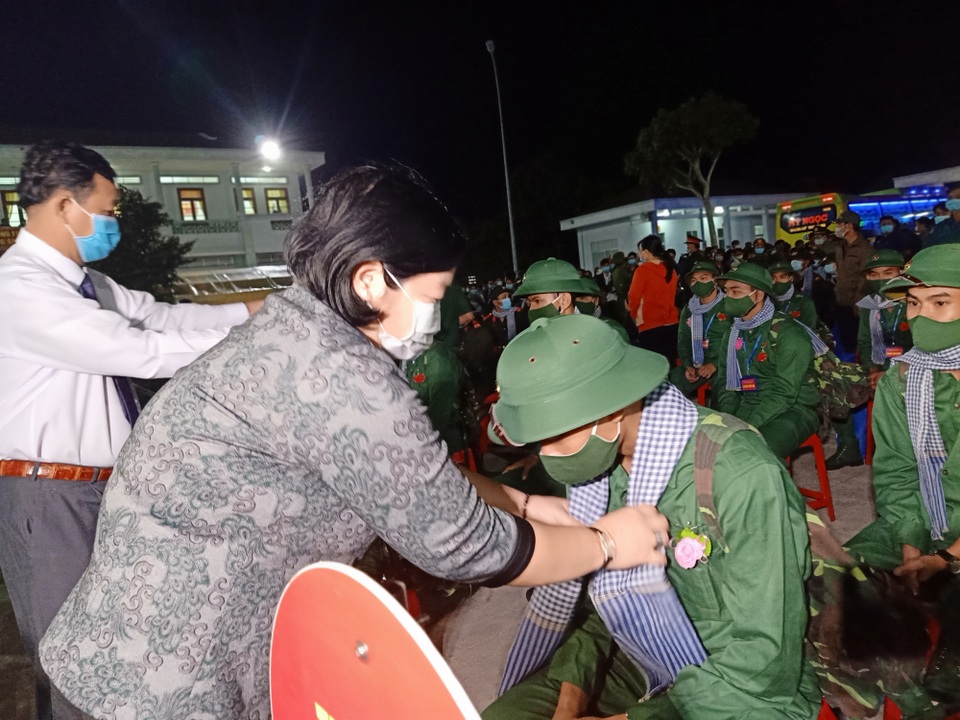 Hàng ngàn thanh niên hăng hái lên đường nhập ngũ - 7 Hàng ngàn thanh niên hăng hái lên đường nhập ngũ - 7