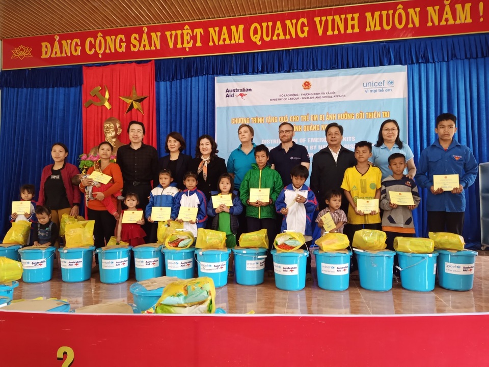 Thứ trưởng Nguyễn Thị Hà thăm, tặng quà đến trẻ em vùng sạt lở Trà Leng - 1 Thứ trưởng Nguyễn Thị Hà thăm, tặng quà đến trẻ em vùng sạt lở Trà Leng - 1