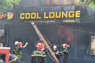 Quán bi-a bốc cháy, cột khói bốc cao hàng chục mét