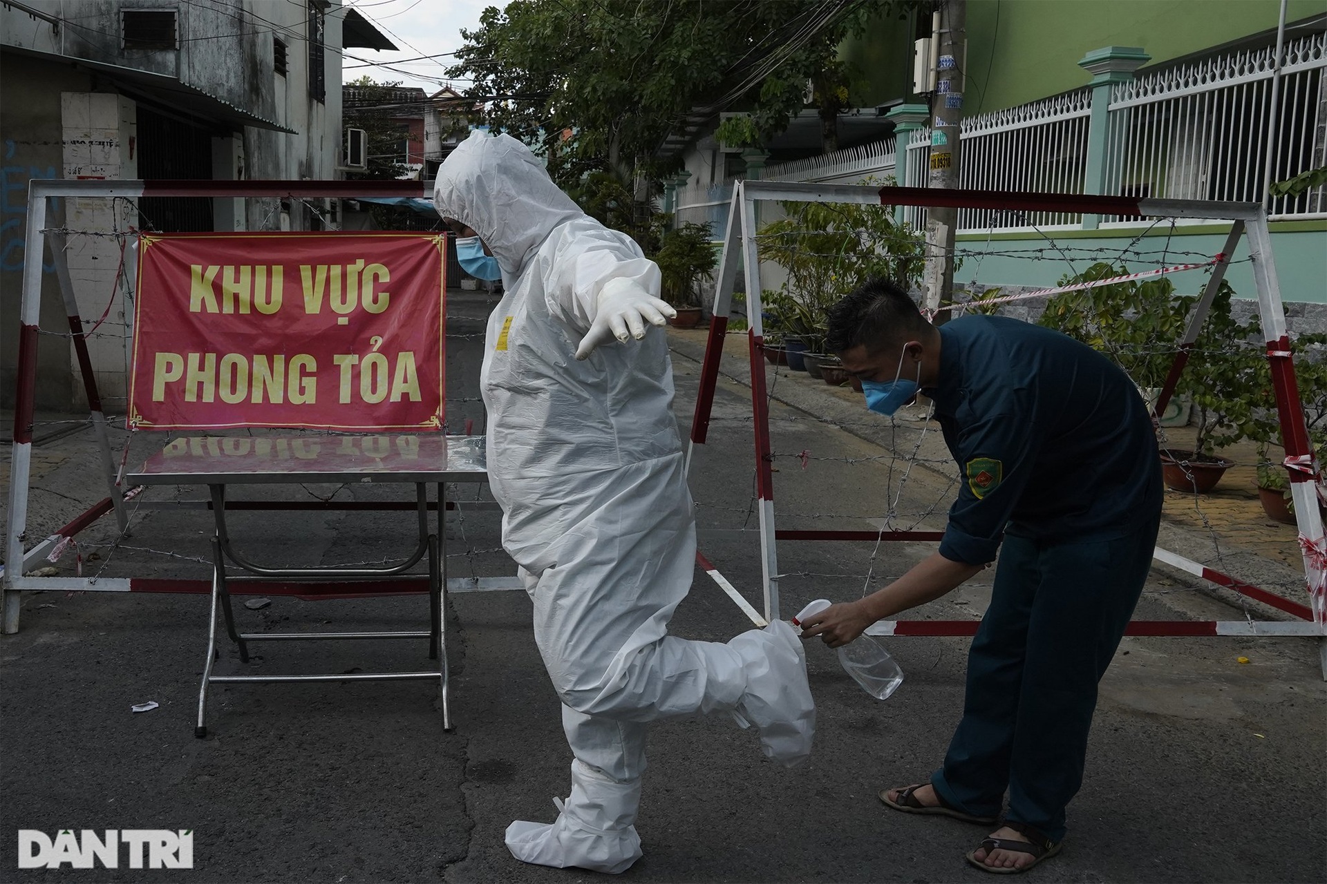 Đội quân sáng đưa tro cốt người mất, trưa dọn điểm tiêm, chiều đi khử khuẩn - 9 Đội quân sáng đưa tro cốt người mất, trưa dọn điểm tiêm, chiều đi khử khuẩn - 9