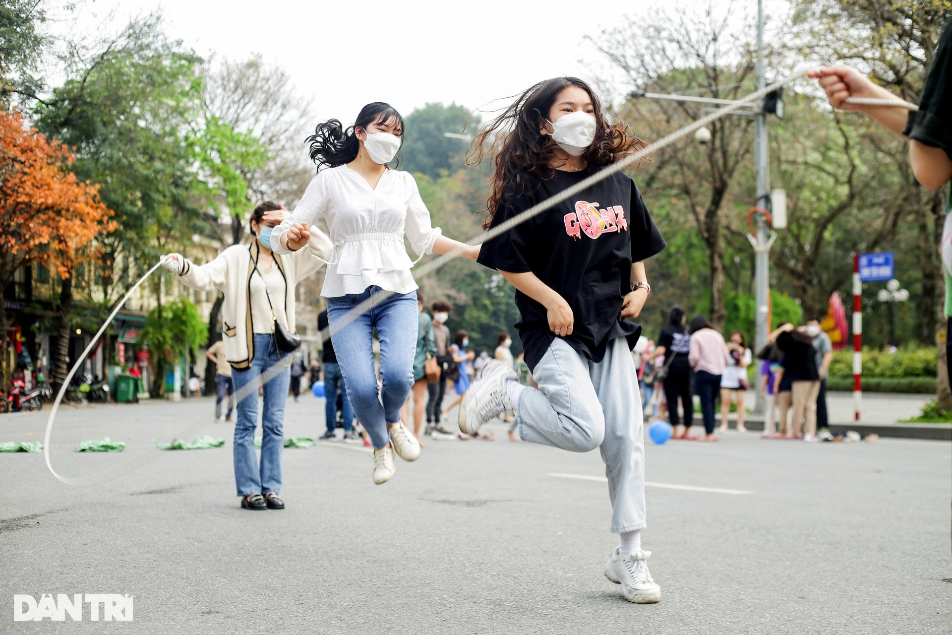 Phố đi bộ quanh hồ Gươm đông vui, thanh bình như chưa từng có dịch Covid-19 - 9 Phố đi bộ quanh hồ Gươm đông vui, thanh bình như chưa từng có dịch Covid-19 - 9