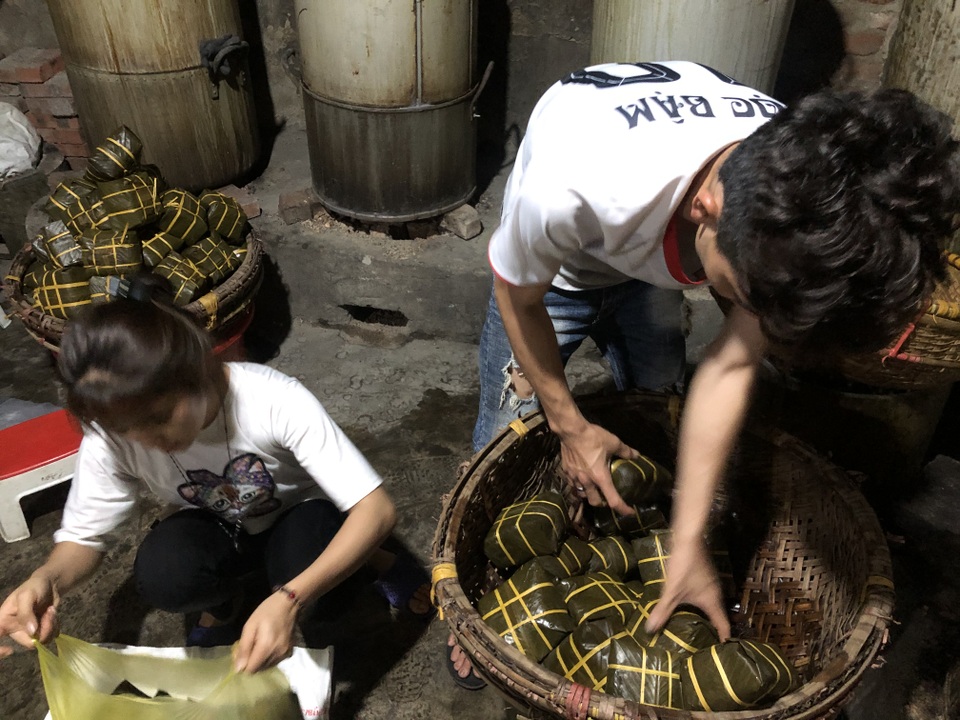 Thâu đêm nấu bánh chưng phục vụ ngày cúng ông Táo - 7 Thâu đêm nấu bánh chưng phục vụ ngày cúng ông Táo - 7