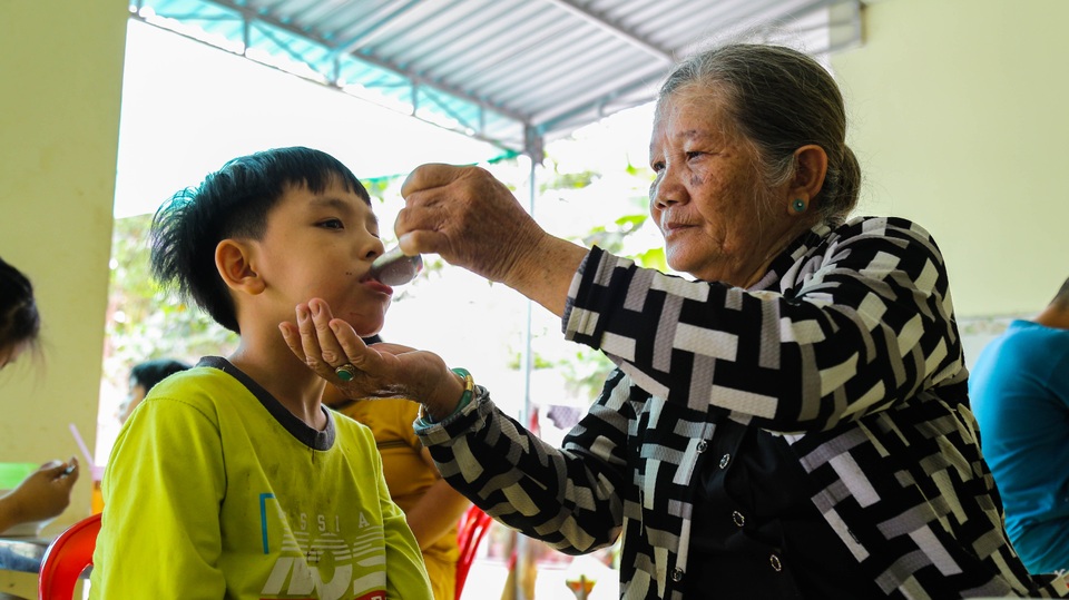 Hết lòng vì những đứa trẻ mang nỗi đau da cam - 11 Hết lòng vì những đứa trẻ mang nỗi đau da cam - 11