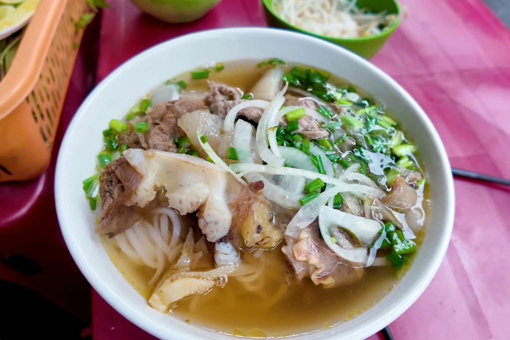 Ăn phở vỉa hè và phở 2,5 triệu đồng tại TPHCM, khách Tây nói gì? - 1 Ăn phở vỉa hè và phở 2,5 triệu đồng tại TPHCM, khách Tây nói gì? - 1