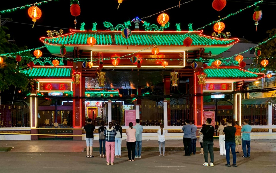 Lễ hội lớn nhất Đông Nam Bộ đóng cửa, người dân đứng ngoài chùa cầu an - 1 Lễ hội lớn nhất Đông Nam Bộ đóng cửa, người dân đứng ngoài chùa cầu an - 1