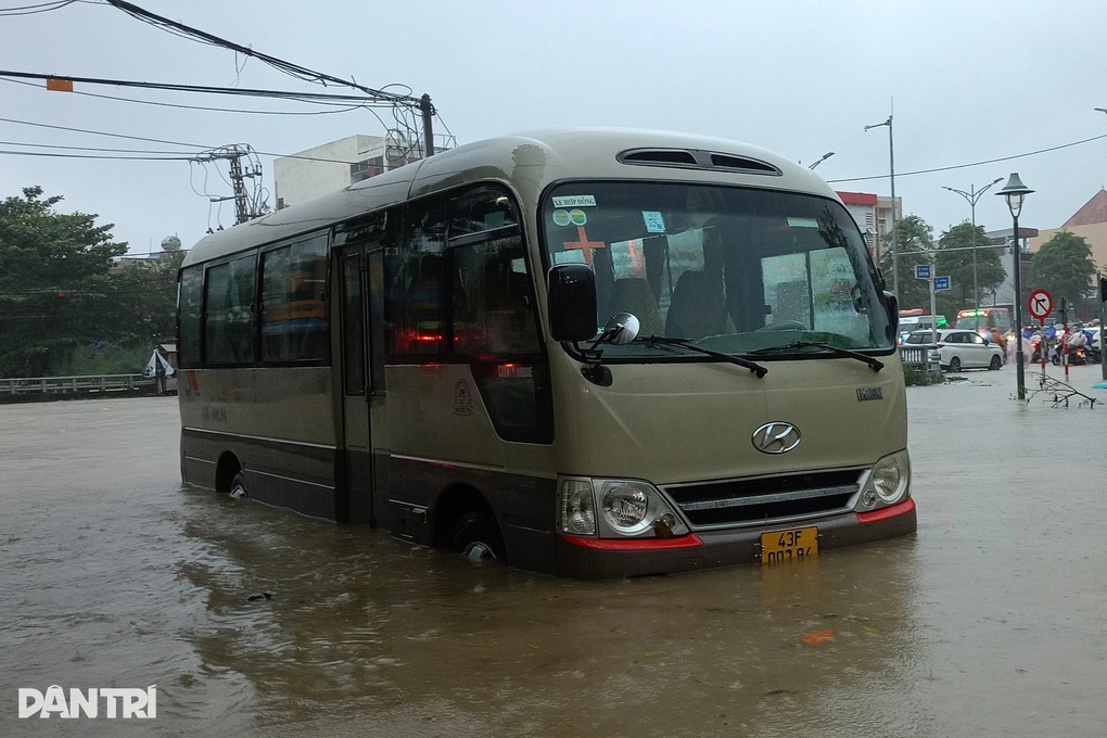 Đà Nẵng ngập sâu sau trận mưa như trút, nhiều trường cho học sinh nghỉ - 5 Đà Nẵng ngập sâu sau trận mưa như trút, nhiều trường cho học sinh nghỉ - 5
