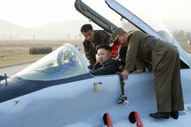 Ông Kim Jong-un hứa xây rạp chiếu phim cho không quân