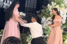 Phù rể quỳ gối cầu hôn nhầm người khiến cả đám cưới nhốn nháo