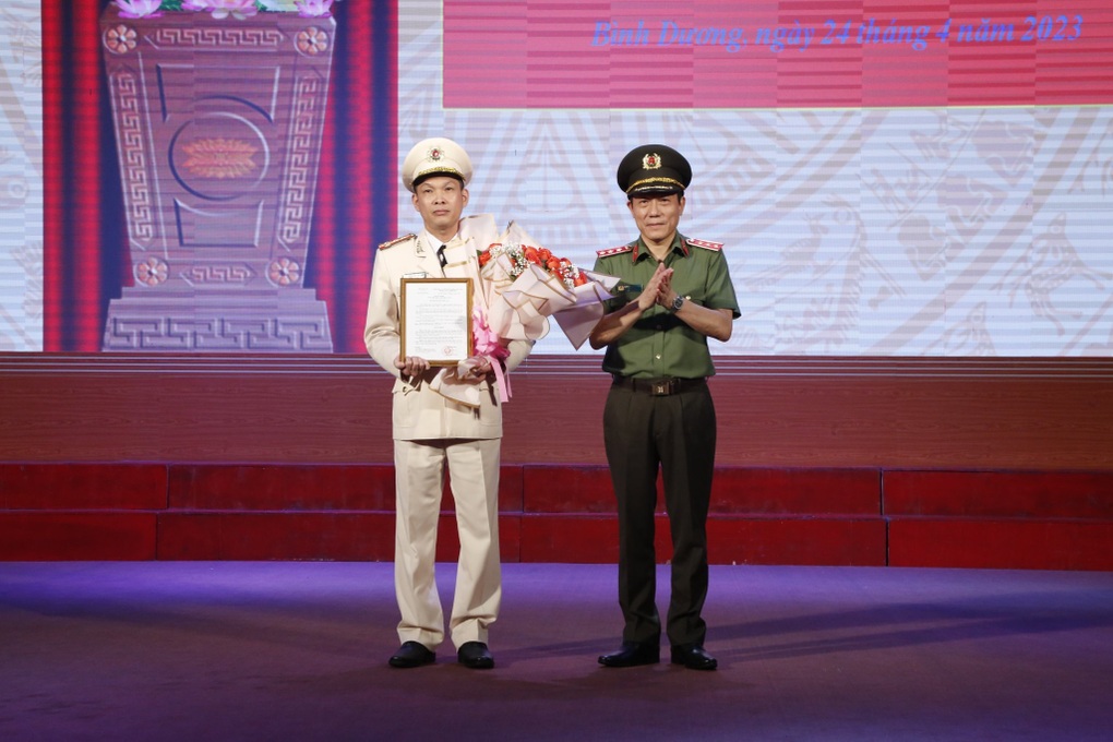 Đại tá Tạ Văn Đẹp làm Giám đốc Công an tỉnh Bình Dương - 1 Đại tá Tạ Văn Đẹp làm Giám đốc Công an tỉnh Bình Dương - 1