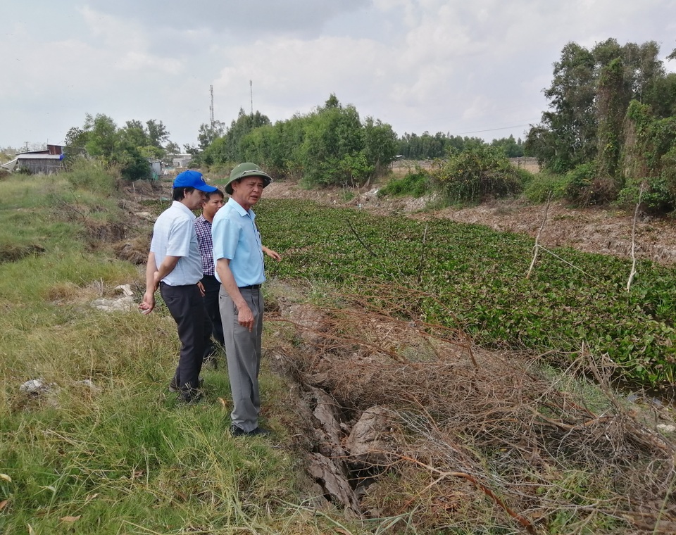 Thứ trưởng Bộ Nông nghiệp kiểm tra hạn, mặn tại Cà Mau - 2 Thứ trưởng Bộ Nông nghiệp kiểm tra hạn, mặn tại Cà Mau - 2