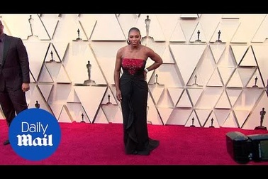 Serena Williams diện váy lộng lẫy