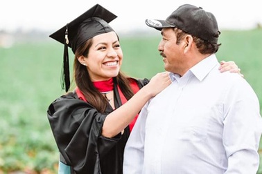 Cô gái chụp ảnh tốt nghiệp với bố mẹ nông dân trên đồng "gây sốt"