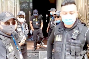 Bỗng dưng bị nhóm người lạ mặt xông vào nhà đòi tiền