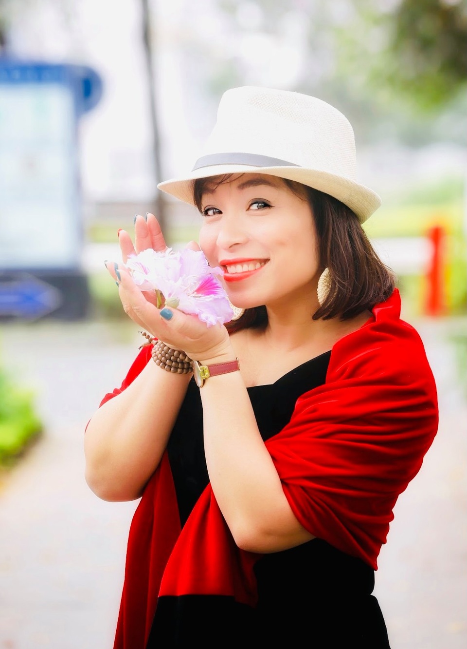 Có hiện tượng tổ chức tặng hoa, quà ngày 8/3 theo phong trào? - 1 Có hiện tượng tổ chức tặng hoa, quà ngày 8/3 theo phong trào? - 1
