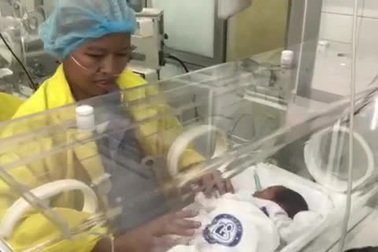 Chị Nguyễn Thị Liên lần đầu được thăm con sau 20 ngày xa cách