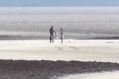 Xe hết xăng giữa đường, người đàn ông đi bộ giữa nắng 50 độ C rồi tử vong