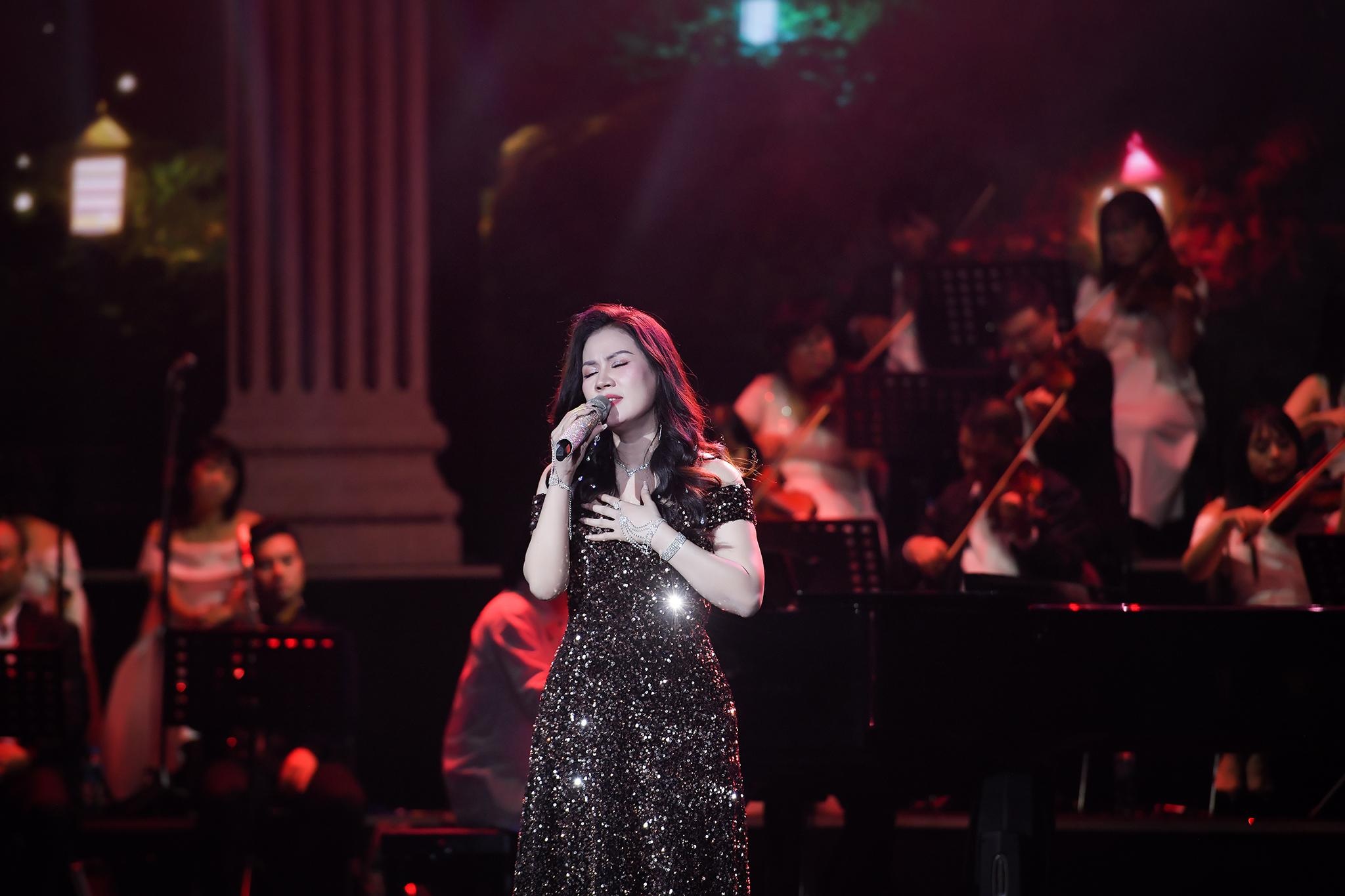 Ngoc Cham samarbetar bra med den berömda sångaren Y Lan i Giai Nhan 2-1 Ngọc Châm kết hợp ăn ý với danh ca Ý Lan trong Giai nhân 2 - 1