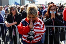 Người ủng hộ lo lắng, cầu nguyện cho Tổng thống Trump