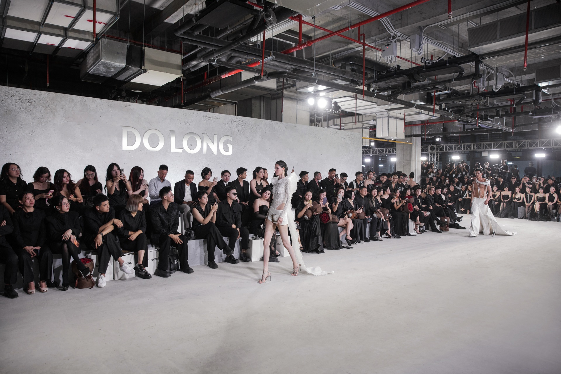 Minh Trieu snublet i skjørtet sitt, håndterte hendelsen på catwalken profesjonelt - 14 Minh Triệu vấp tà váy, xử lý sự cố chuyên nghiệp trên sàn diễn thời trang - 14