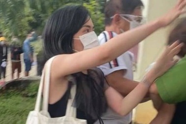 Khởi tố 2 mẹ con ở TPHCM cào cấu, nắm tóc, kéo áo công an