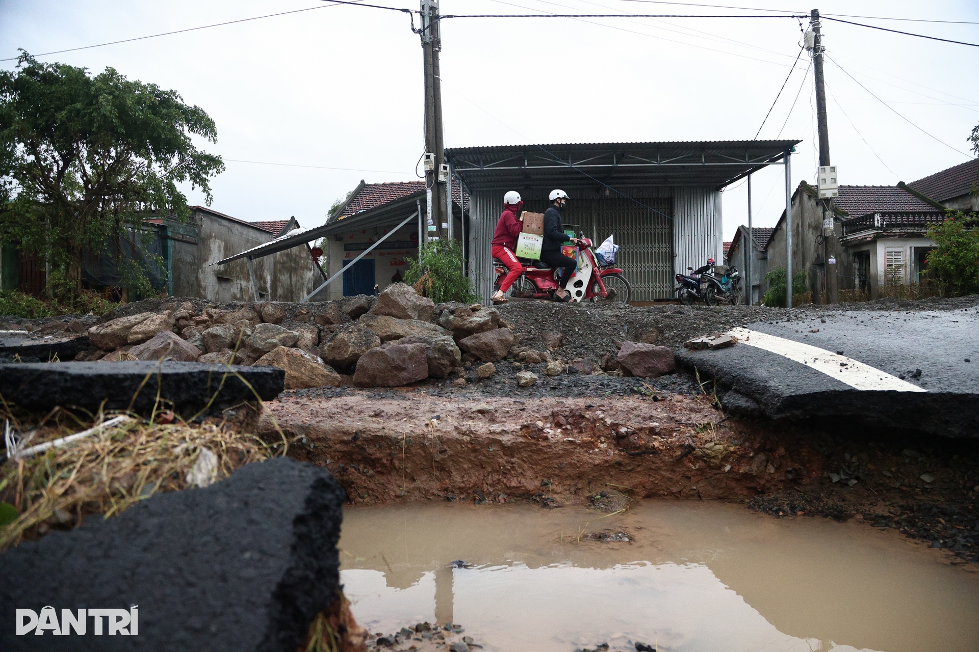 Bàng hoàng sau lũ dữ: Nhà cửa đổ sập, đường xá nứt toác - 8