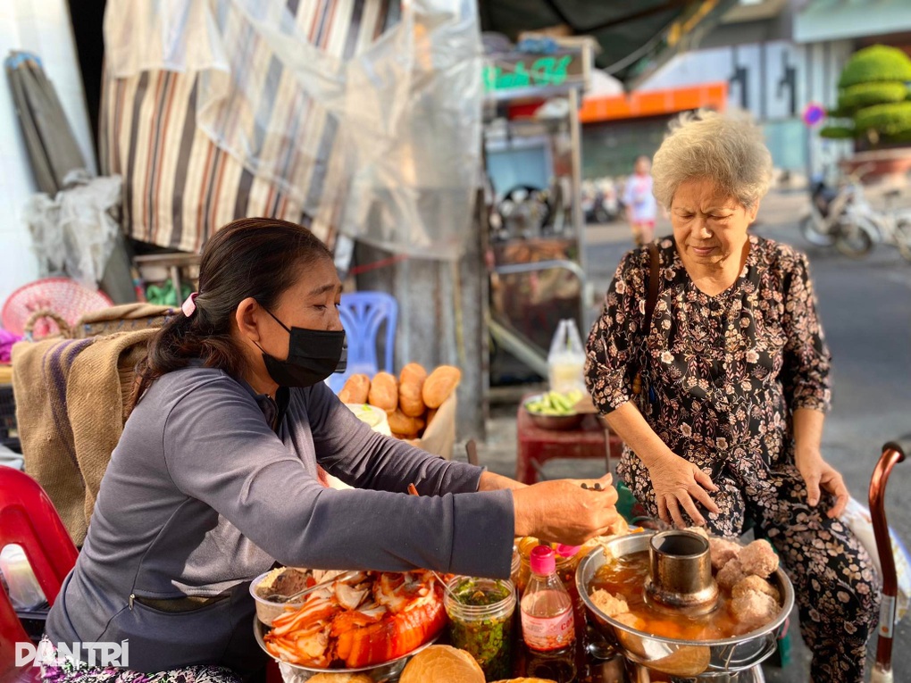 Mâm bánh mì có tên lạ xíu mại cù lao núp góc chợ, bán vèo 200 cái ở TPHCM - 1 Mâm bánh mì có tên lạ xíu mại cù lao núp góc chợ, bán vèo 200 cái ở TPHCM - 1